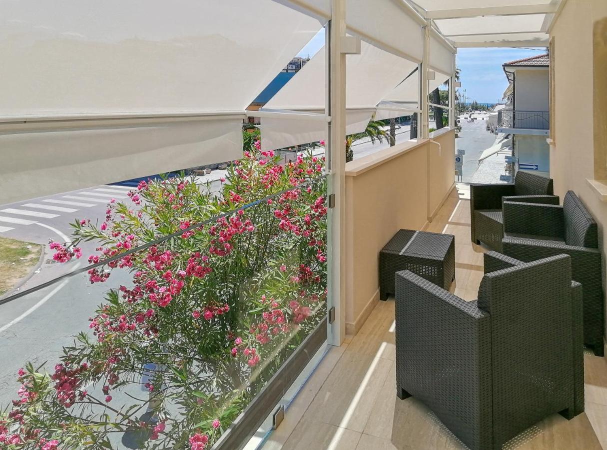 Sea Holidays Apartment マリーナ・ディ・ピエトラサンタ エクステリア 写真